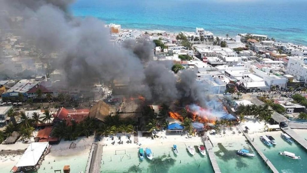 Así fue el terrible incendio que consumió varios negocios en Isla Mujeres (VIDEO)