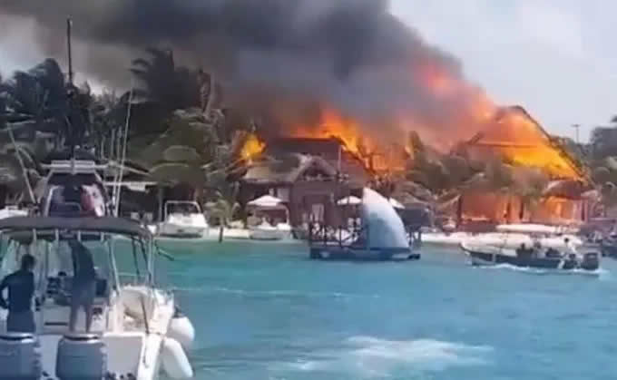 Así fue el terrible incendio que consumió varios negocios en Isla Mujeres (VIDEO)