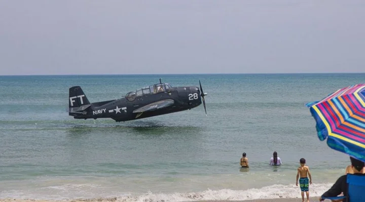 ¿Regresamos a 1939? Avión de la Segunda Guerra Mundial ameniza de emergencia