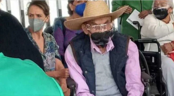 Reaparece Luis Echeverría para ponerse vacuna contra COVID-19