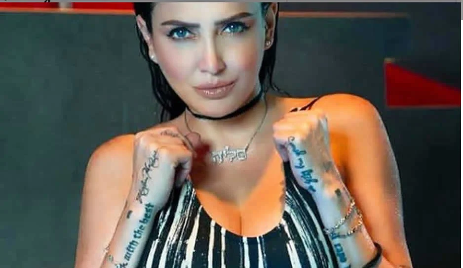 Celia Lora celebra 10 millones de seguidores con atrevida FOTO sin ropa