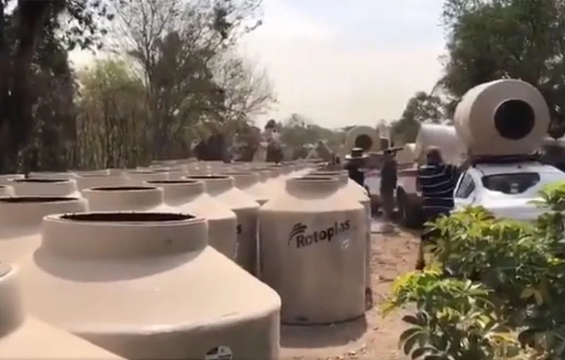 Se pasan la veda electoral por el arco del triunfo; entrega tinacos en Zapopan