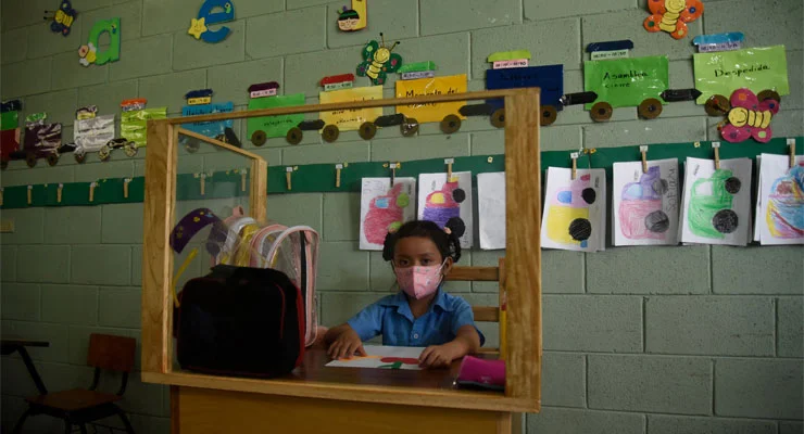 ¡Amor de padre! Crea pupitre antiCovid para proteger a su hija en clases presenciales