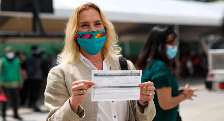 Beatriz Gutiérrez Müller recibe su primera dosis de vacuna Pfizer