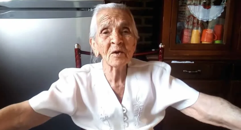 Conoce a doña Ninfa, abuelita YouTuber que pide ayuda para que vean sus videos