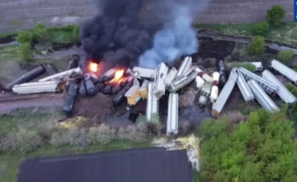 Tren de carga con sustancias peligros se descarrila y prende en llamas en Iowa (VIDEO)