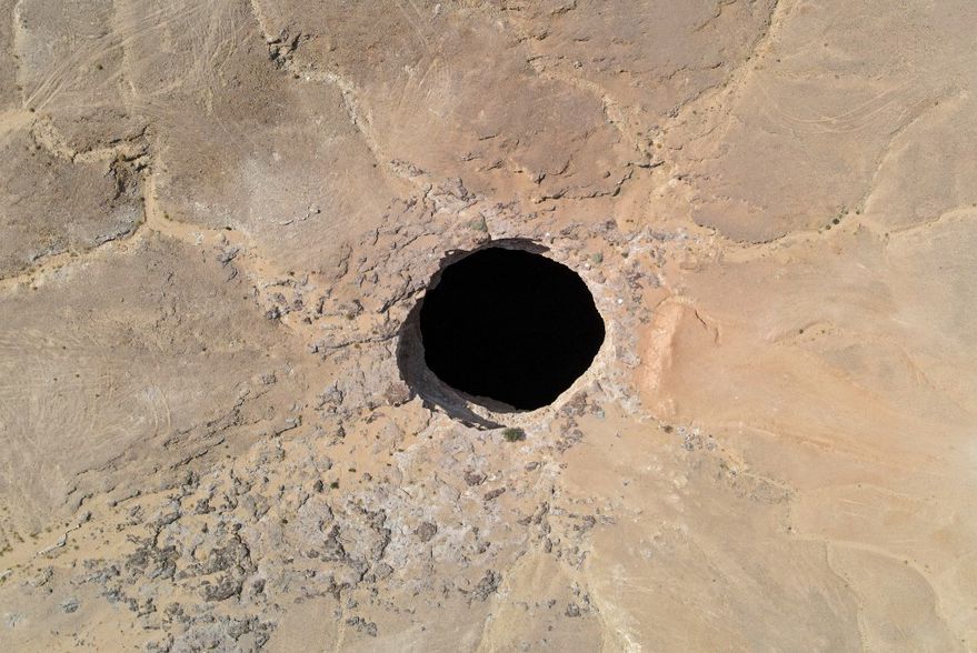 Así es el misterioso agujero de Barhout conocido como el 'pozo del infierno'