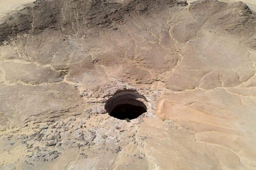 Así es el misterioso agujero de Barhout conocido como el 'pozo del infierno'