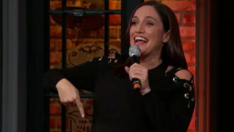 Por fiiin: Danielle Dithurbide presume su pancita de embarazo en televisión (VIDEO)