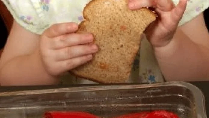 Muere niña por comer pan envenenado en Veracruz; su hermanito está grave