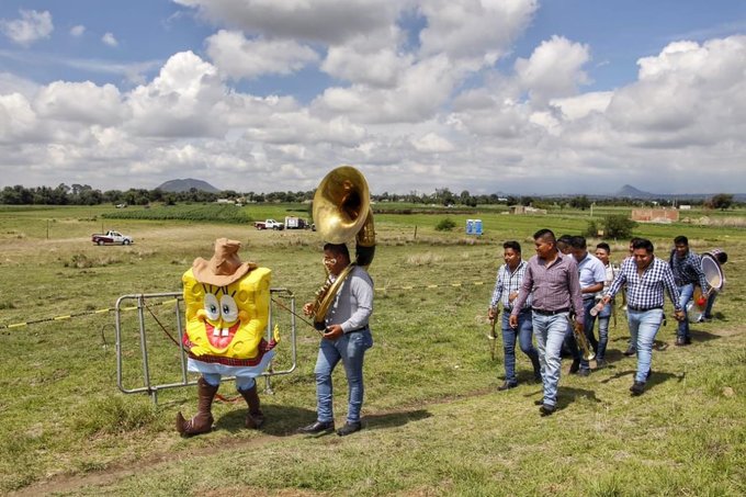 Banda Vientos del Sur graba VIDEO en el socavón de Puebla con botarga de Bob Esponja