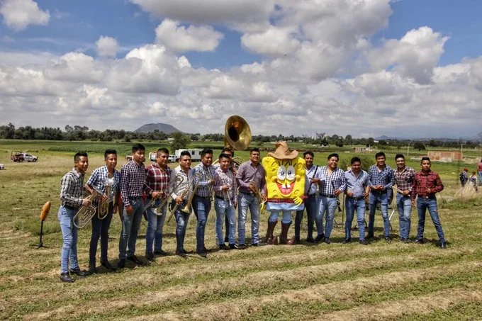 Banda Vientos del Sur graba VIDEO en el socavón de Puebla con botarga de Bob Esponja
