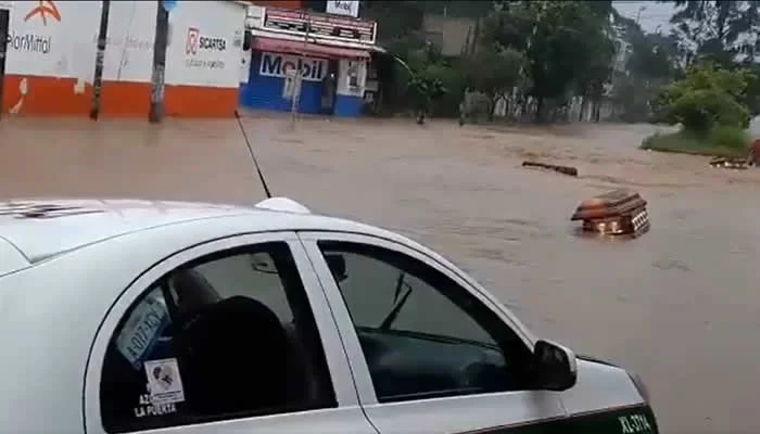 VIDEO: Ataúdes flotan en calles inundadas de Veracruz por paso de Grace