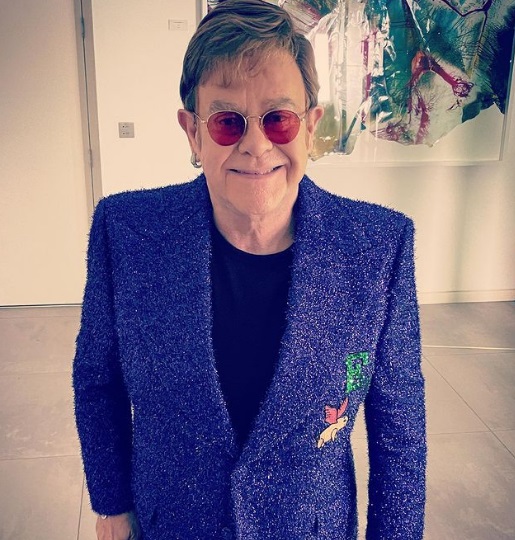 Difunden video de Elton John aventándose palomazo en restaurante de Cannes
