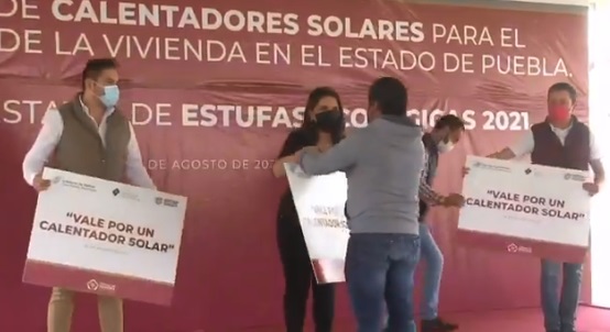 Norma Layón apoya a familias en situación vulnerable con entrega de calentadores solares