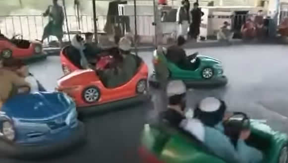 Captan en VIDEO a talibanes jugando en carros chocones y camas elásticas en Kabul