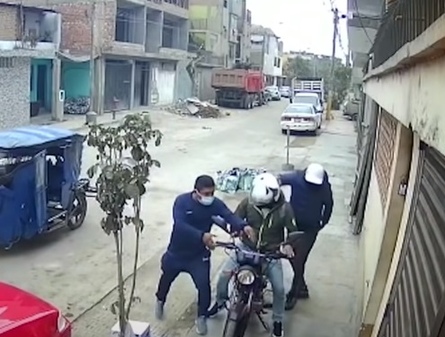 Albañil lanza costal de cemento a ladrones para frustrar asalto a motociclista