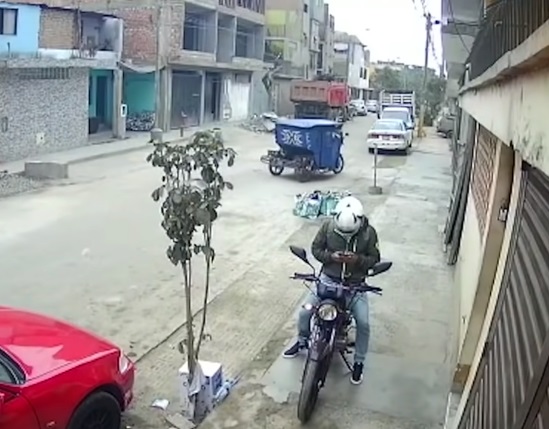 Albañil lanza costal de cemento a ladrones para frustrar asalto a motociclista