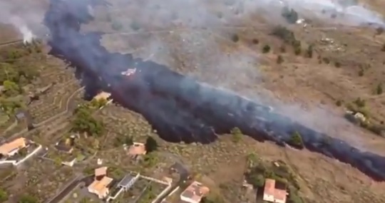 Captan potente erupción volcánica en isla de España (VIDEO)