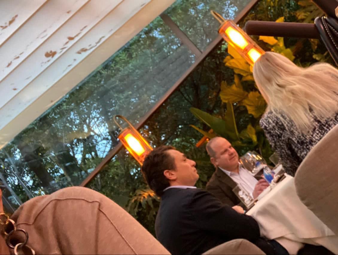 Difunden presunta foto de Lozoya cenando en lujoso restaurante de CDMX