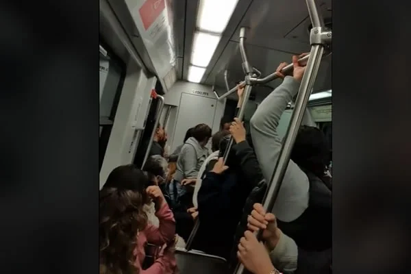 Captan a trabajadora del Metro 'echándose un sueñito' en cabina