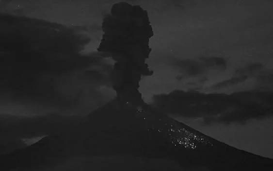 Volcán Popocatépetl presenta fuertes explosiones; columna de ceniza y vapor