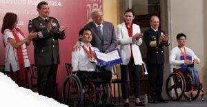 AMLO entrega incentivos económicos a participantes en París 2024