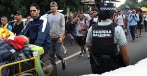 Autoridades impiden descanso de caravana migrante en Chiapas