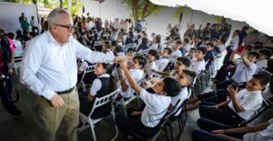 Gobierno de Sinaloa entrega lentes gratuitos a 41 mil niños