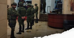 Militares de Ecuador impiden paso a Verónica Abad para ocupar la Vicepresidencia