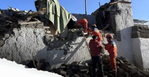 126 personas sin vida dejan terremoto en China