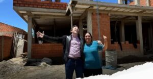 Doña Luisa cumple su sueño: ¡Construye su casa, gracias a las redes sociales!