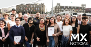 Clara Brugada entrega becas de transporte a universitarios