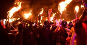 Hombres se disfrazan de integrantes del CJNG durante el Carnaval