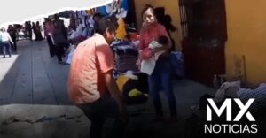 Inspectores decomisan mercancía a madre con bebé en brazos