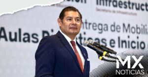Gobierno de Puebla entrega certificados de mobiliario básico para aulas