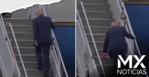 Usuarios se burlan de Trump por tropezar al subir a avión (VIDEO)