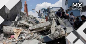 Topos Azteca realizan primer rescate en Colombia; sacan a perrito de los escombros tras el sismo de 7.4