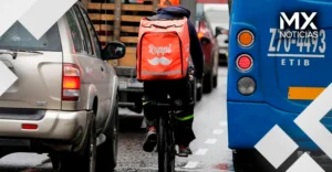 Mujer reta a repartidor de app por estacionarse en vía pública; usuarios la apodan como «Lady Banqueta»