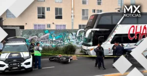 Motociclista muere tras quedar debajo de un autobús en Venustiano Carranza; detienen al conductor