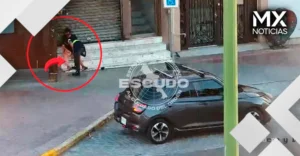 VIDEO | Mujer se queda dormida en la vía pública y sujeto le roba su celular