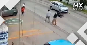 VIDEO | Trabajador salva a niña de ser atropellada al sur de Puebla