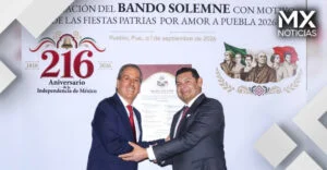 Colocan Alejandro Armenta y Pepe Chedraui Bando Solemne de las Fiestas Patrias 2026 en el Palacio Municipal