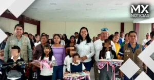 Entrega Ariadna Ayala kits escolares para ayudar en la economía de las familias de Atlixco