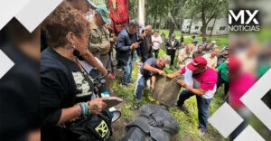 Extrabajadores de Luz y Fuerza del Centro se manifiestan; ‘decapitan’ estatua de Felipe Calderón