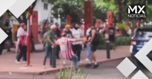 VIDEO | Aficionado de Chivas termina atropellado durante riña