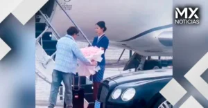 Lo rechazó frente a todos, pero al verlo irse en un auto de lujo, cambió de opinión