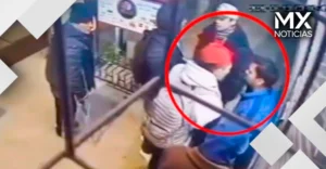 Siete delincuentes golpean y asaltan a un joven con discapacidad visual en plena calle