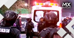 Asesinan a balazos a madre e hija en Tláhuac, CDMX; vecinos golpean y retienen al presunto agresor