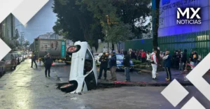 Socavón se traga automóvil en Tlatelolco; conductor logra salir